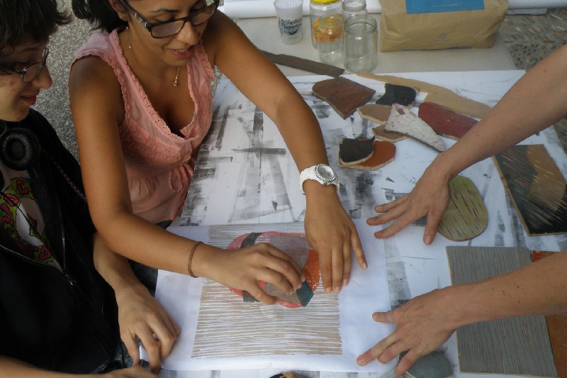  Ateliers et interventions scolaires de pratiques plastiques
Champs Visuels met en lien des plasticiens aux techniques variées choisis pour leur capacité...