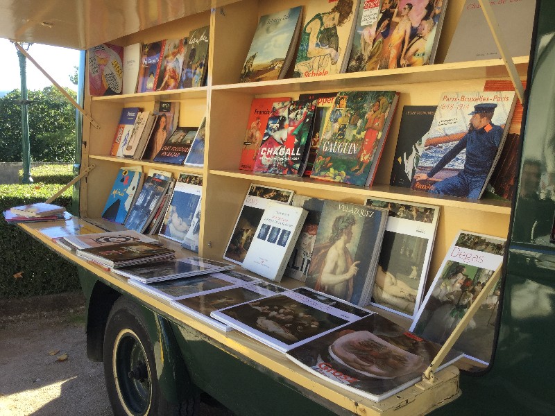 Bibliothèque d'art :  «Le voltigeur», vieux bus Renault, vous accueillera pour feuilleter des livres d'art pour tous

Les guides - clown iront à...
